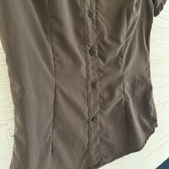 The North Face | Small | Dark Taupe Tailored Button-Down Shirt - Picture 4 of 9